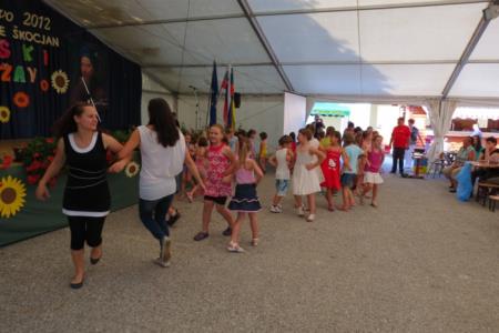 KNOBLEHARJEVO 2012- Otroški živ žav 11